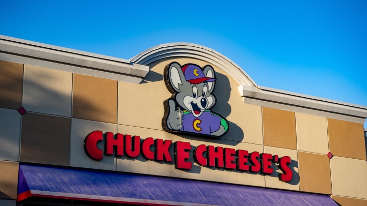 Сеть семейных центров Chuck E. Cheese приходит в Великобританию и Европу