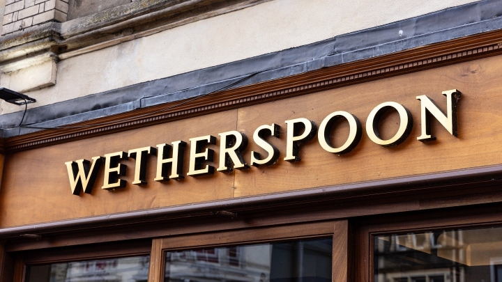 Wetherspoon передаст 15 пабов в управление оператору фудкортов Papas Group