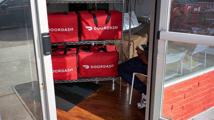 DoorDash и Waymo запускают автономную доставку в Метро Финиксе