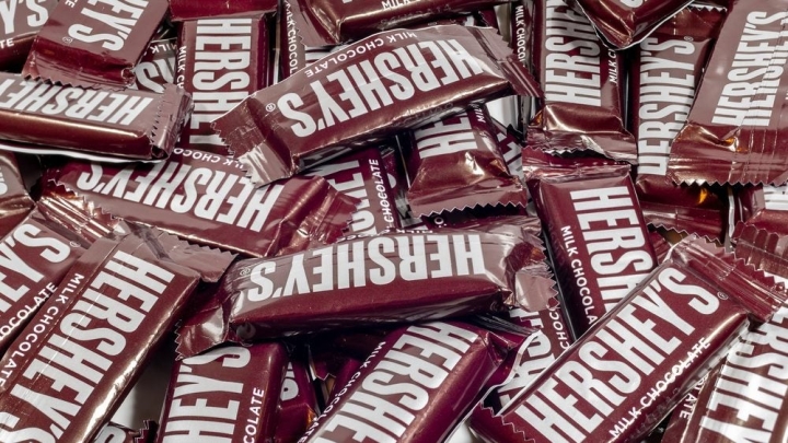 Hershey прогнозирует спад инфляции какао и корректирует финансовые планы