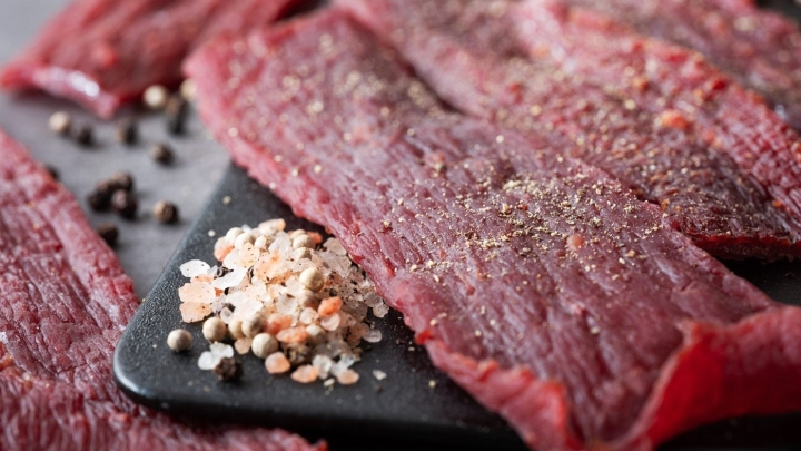 Premium Brands снизила прогноз EBITDA из-за роста цен на говядину