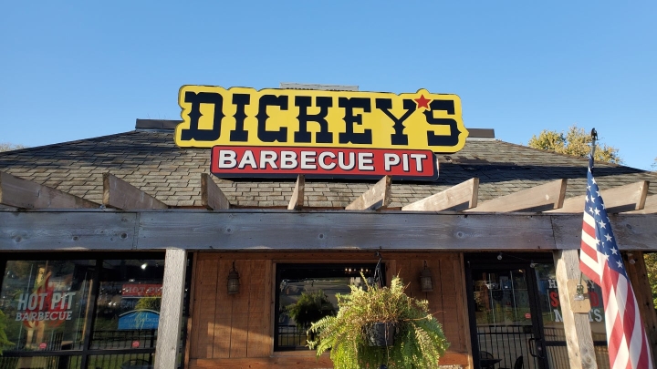 Dickey’s Barbecue Pit усиливает экспансию в Канаде: новый ресторан в Альберте